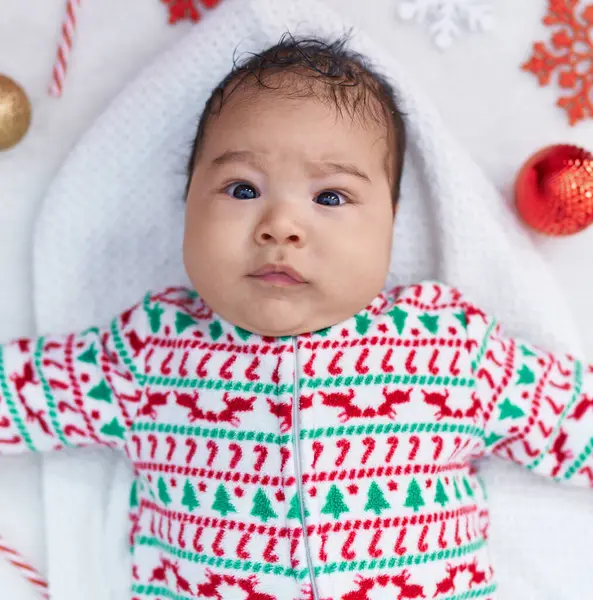 寝室でクリスマスの装飾と床に横たわる好ましいヒスパニックの幼児 — ストック写真