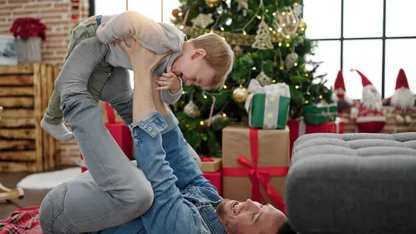 Baba Oğul Noel Evde Yerde Oynayarak Kutluyorlar — Stok fotoğraf