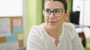 Ofiste çalışan genç ve güzel İspanyol bir iş adamı.