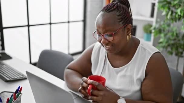 Απολαυστική Αφροαμερικανίδα Επιχειρηματίας Αυτοπεποίθηση Εργάζονται Απευθείας Σύνδεση Laptop Πίνοντας Καφέ — Αρχείο Βίντεο