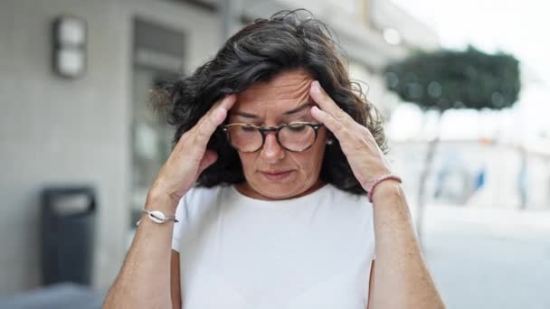 ストリートで頭痛に苦しんでいる中年のヒスパニック女性 — ストック動画