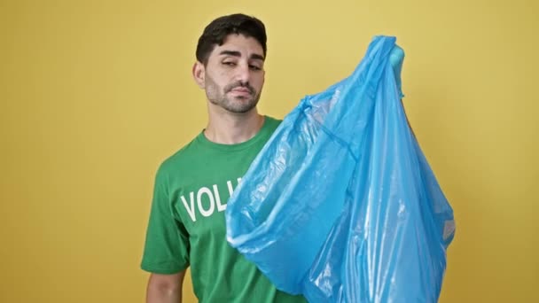 Jovem Hispânico Voluntário Usando Luvas Reciclagem Garrafa Plástico Sobre Fundo — Vídeo de Stock