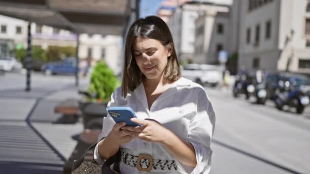 Jovem Bela Mulher Hispânica Sorrindo Feliz Usando Smartphone Cidade — Vídeo de Stock