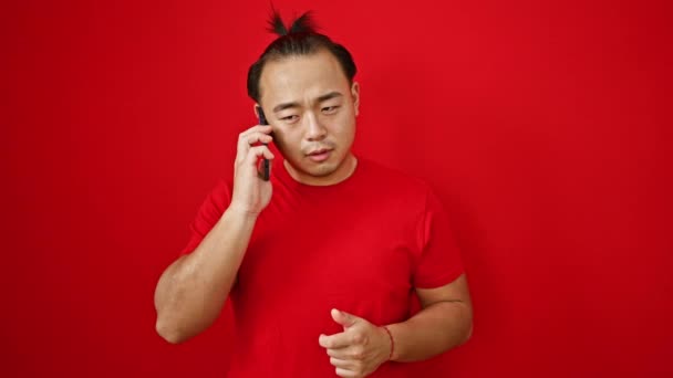 Självsäker Ung Kinesisk Man Har Casual Chat Smartphone Firar Över — Stockvideo