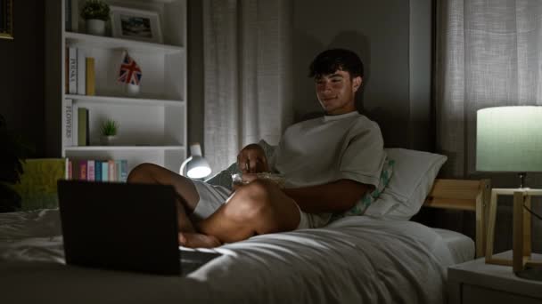 Betoverde Jonge Spaanse Tiener Comfortabel Zittend Zijn Bed Verdiept Het — Stockvideo