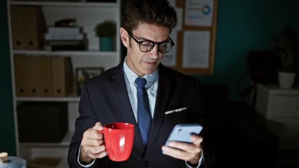 Junger Hispanischer Geschäftsmann Mit Smartphone Beim Kaffeetrinken Büro — Stockvideo
