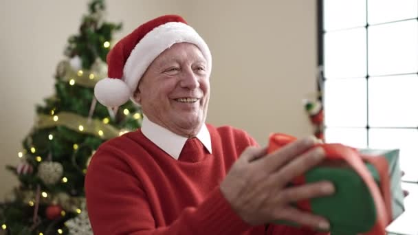 Sênior Segurando Presente Natal Casa — Vídeo de Stock
