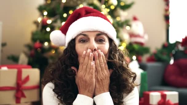 Middelbare Leeftijd Spaanse Vrouw Zitten Vloer Door Kerstboom Zoenen Thuis — Stockvideo