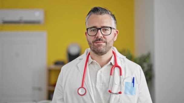 Grey Haired Man Läkare Ler Säker Att Säga Nej Med — Stockvideo