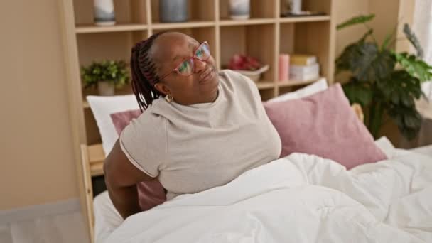 Wakker Doodsangst Onwel Afro Amerikaanse Vrouw Raken Pijnlijke Cervicale Wervelkolom — Stockvideo