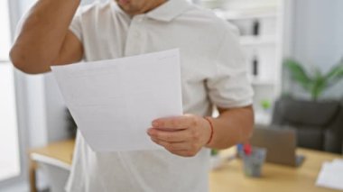 Yakışıklı genç Çinli bir adam, odaklanmış bir profesyonel, işte sinir bozucu bir gün geçiriyor. Sinirli olmasına rağmen konsantre oluyor. Kapalı ofis odasında endişe verici bir belge okuyor..