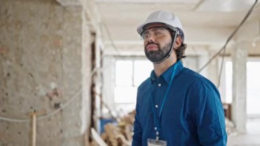 İnşaat alanında ciddi bir yüzü olan genç İspanyol mimar.