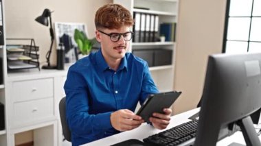 Genç İspanyol iş adamı ofiste gülümseyen dokunmatik kağıt ile selfie çekiyor.
