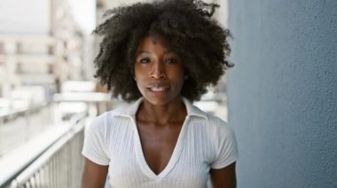 Sokakta ciddi bir ifadeyle duran Afrikalı Amerikalı kadın.