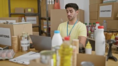 Genç İspanyol gönüllü yardım merkezindeki masada video görüşmesi yapıyor.