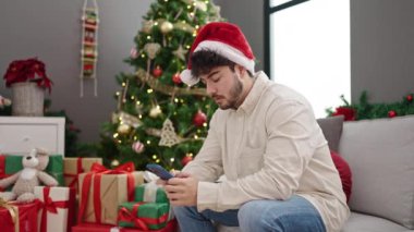 Genç İspanyol adam Noel 'i evde kutlamak için akıllı telefon kullandığını vurguladı.