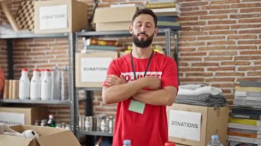 Yardım derneğine gülümseyen kollarını kavuşturmuş genç İspanyol gönüllü.