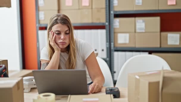 Man Vrouw Commerce Zakelijke Werknemers Oplossen Laptop Probleem Vieren Kantoor — Stockvideo