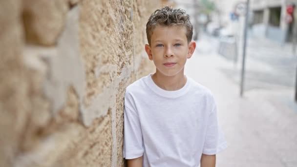 Liebenswerter Blonder Junge Selbstbewusst Lächelnd Genießt Einer Städtischen Straße Stehen — Stockvideo