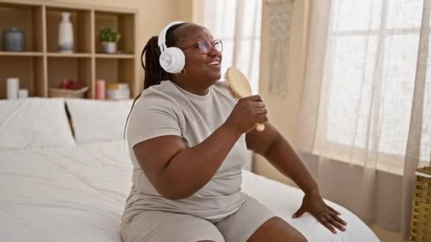 Mujer Afroamericana Segura Disfrutando Mañana Relajándose Cama Cantando Una Canción — Vídeos de Stock