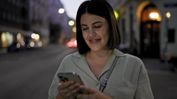 Młoda Piękna Latynoska Uśmiechnięta Szczęśliwa Korzystając Smartfona Nocy Ulicach — Wideo stockowe