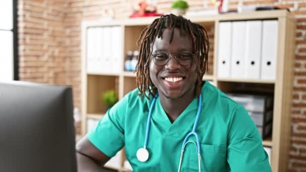 Médecin Afro Américain Utilisant Ordinateur Enlevant Des Lunettes Clinique — Video