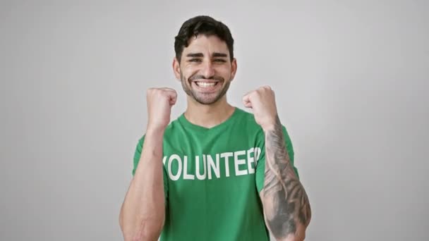 Νεαρός Ισπανός Εθελοντής Χειροκροτεί Χέρι Χέρι Γιορτάζοντας Απομονωμένο Λευκό Φόντο — Αρχείο Βίντεο