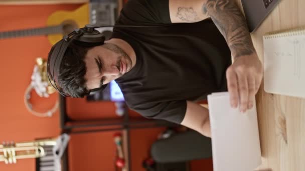 Молодой Латиноамериканец Музыкант Слушает Музыку Сочиняющую Песни Музыкальной Студии — стоковое видео