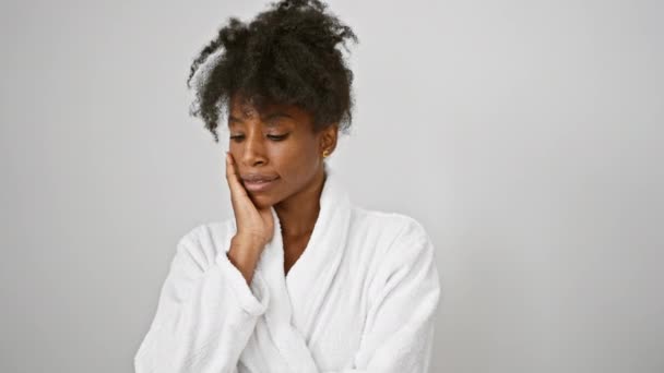 Mujer Afroamericana Usando Albornoz Tocando Cara Sobre Fondo Blanco Aislado — Vídeos de Stock