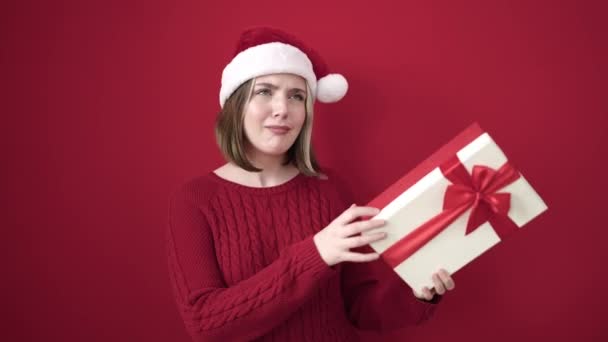 Mladá Blondýna Žena Nosí Vánoční Klobouk Sluch Dárek Zvuk Přes — Stock video