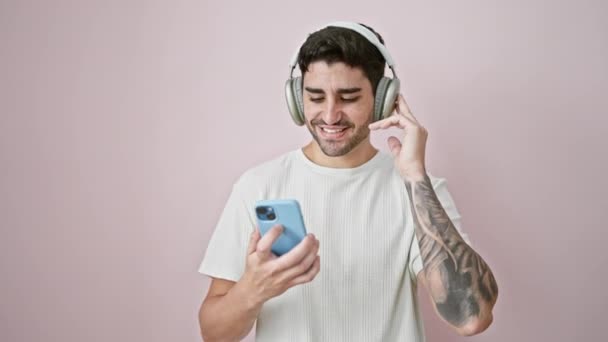 Jeune Homme Hispanique Utilisant Smartphone Écouteurs Écoutant Musique Dansant Sur — Video