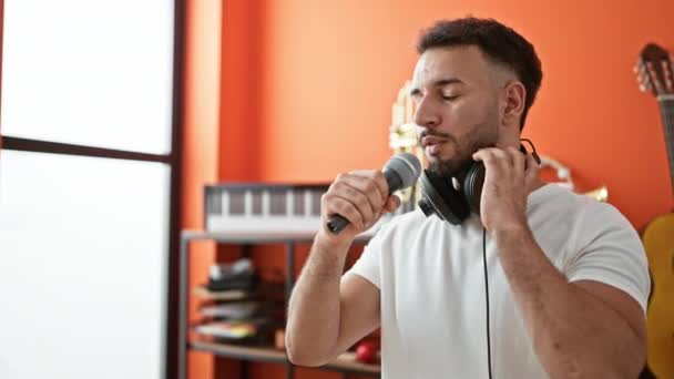 Νεαρός Άραβας Μουσικός Φορώντας Ακουστικά Τραγουδώντας Στο Στούντιο Μουσικής — Αρχείο Βίντεο