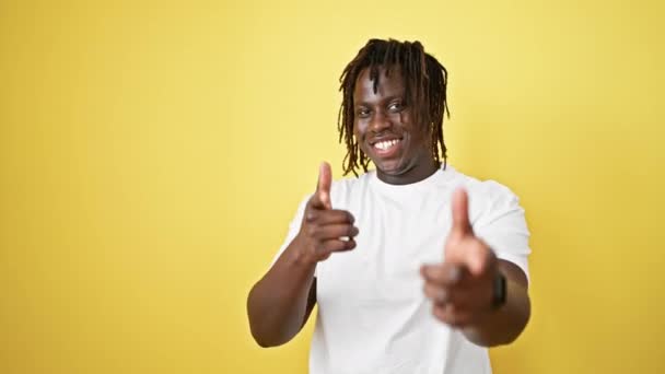 Afrikanischer Mann Lächelt Selbstbewusst Und Zeigt Mit Den Fingern Die — Stockvideo
