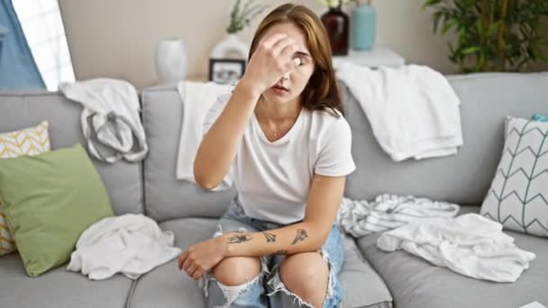 Mujer Joven Sentada Sofá Con Ropa Estresada Casa — Vídeo de stock