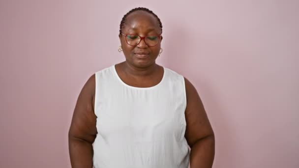 Υπέρβαρη Αφροαμερικανή Γυναίκα Πλεξούδες Και Γυαλιά Στέκεται Κατάπληκτος Κοιτάζοντας Χρόνο — Αρχείο Βίντεο