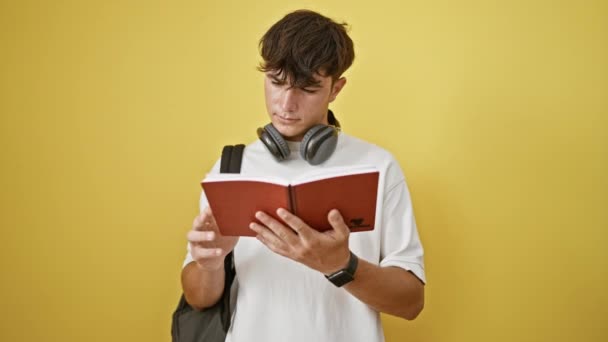 Chytrý Pohledný Mladý Hispánský Teenager Zaujatý Čtením Knihy Objímající Ticho — Stock video
