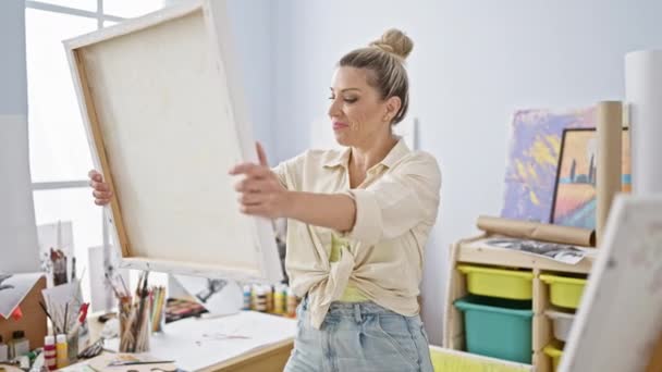 Joven Mujer Rubia Artista Sonriendo Seguro Colgando Dibujar Pared Estudio — Vídeos de Stock