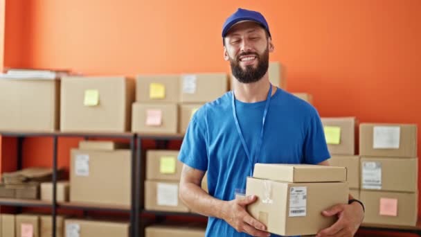 Jonge Spaanse Man Commerce Werknemer Glimlacht Zelfverzekerde Holding Pakketten Kantoor — Stockvideo