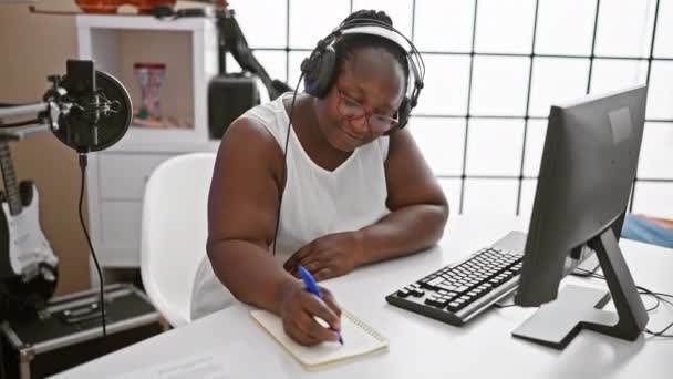 자신감 아프리카계 미국인 뮤지션 브레이드 심각한 음악을 빛나는 라디오 스튜디오 — 비디오