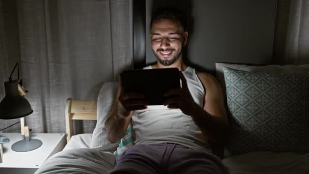 Mladý Arabský Muž Sleduje Video Touchpad Sedí Posteli Ložnici — Stock video