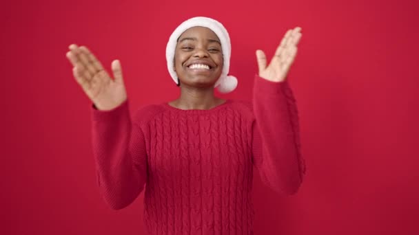 Mujer Afroamericana Con Sombrero Navidad Aplaudiendo Las Manos Sobre Fondo — Vídeos de Stock