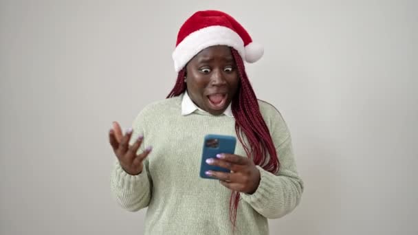 Donna Africana Con Capelli Intrecciati Indossando Cappello Natale Utilizzando Smartphone — Video Stock