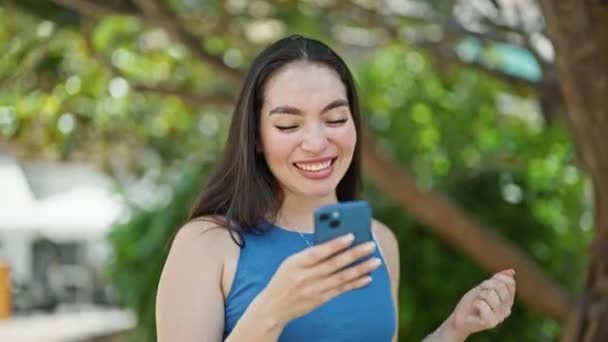 Junge Schöne Hispanische Frau Feiert Mit Smartphone Park — Stockvideo