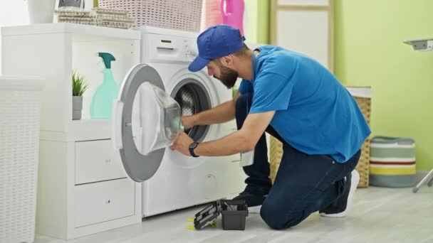 Jonge Spaanse Man Technicus Repareert Wasmachine Schoonmaken Wasruimte — Stockvideo