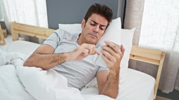 Jovem Hispânico Homem Parar Para Usar Smartphone Para Dormir Quarto — Vídeo de Stock