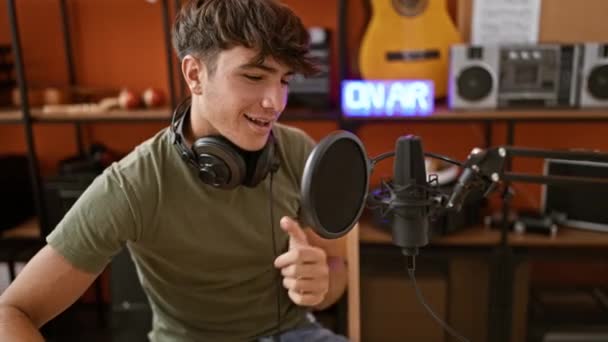 Apasionado Joven Músico Hispano Adolescente Alegre Con Auriculares Cantando Corazón — Vídeos de Stock