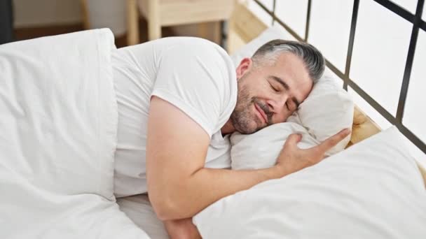 Gri Saçlı Adam Yatakta Uzanıyor Yatak Odasında Uyuyor — Stok video