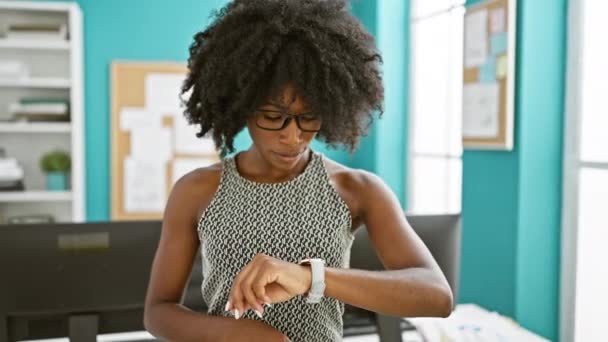 Mujer Afroamericana Trabajadora Negocios Mirando Reloj Pensando Oficina — Vídeo de stock