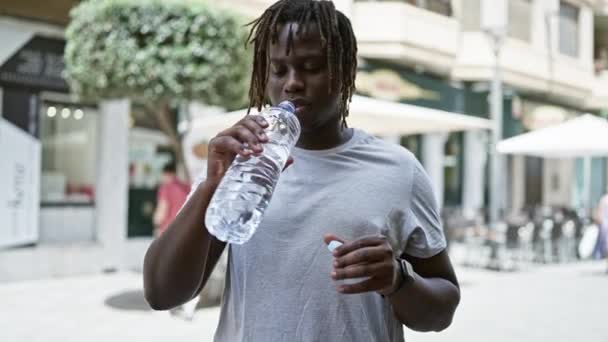 Afrykański Amerykanin Pijący Butelkę Wody Robi Gest Tarasie Kawiarni — Wideo stockowe