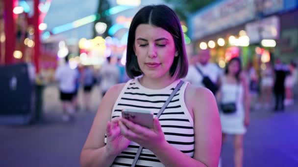 Joven Hermosa Mujer Hispana Conociendo Amigo Usando Smartphone Prater Vienna — Vídeos de Stock